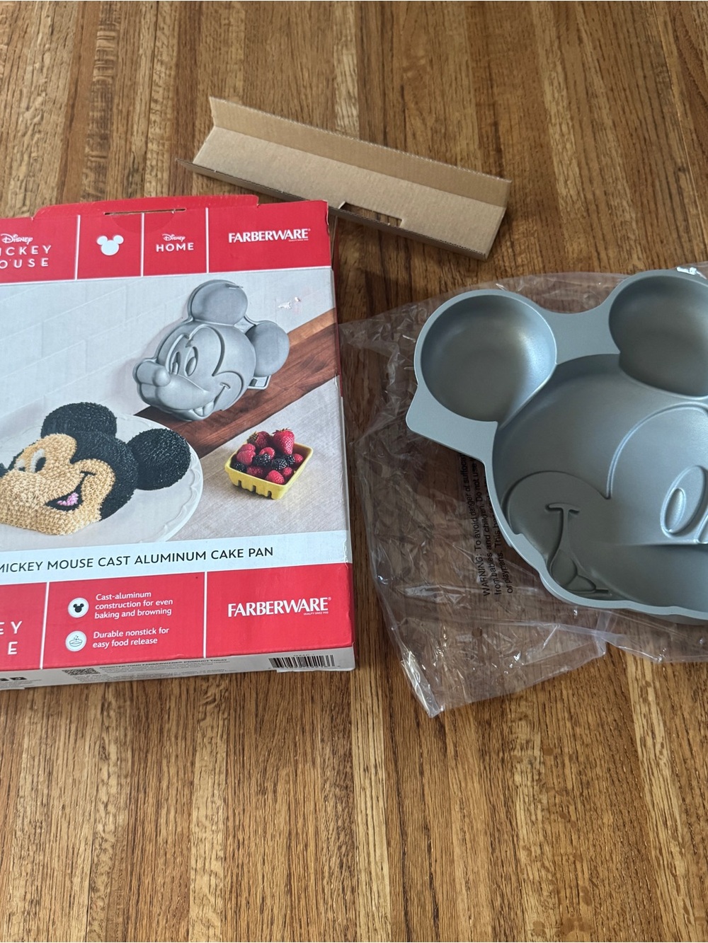 NIB Farberware Disney Mickey Mouse Cast Aluminum Cake Pan Nonstck. vintage style